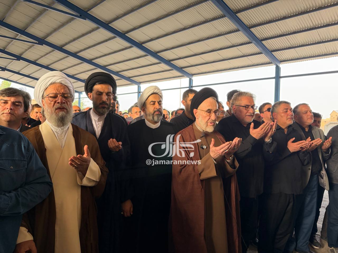 سید محمد خاتمی بر پیکر خواهرش نماز میت خواند (2)