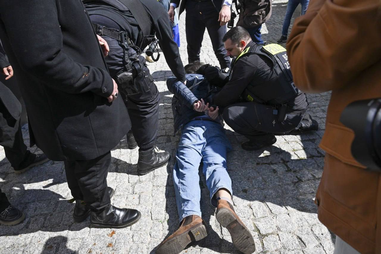 استقبال از رضا پهلوی با سس خرسی در آلمان  (3)