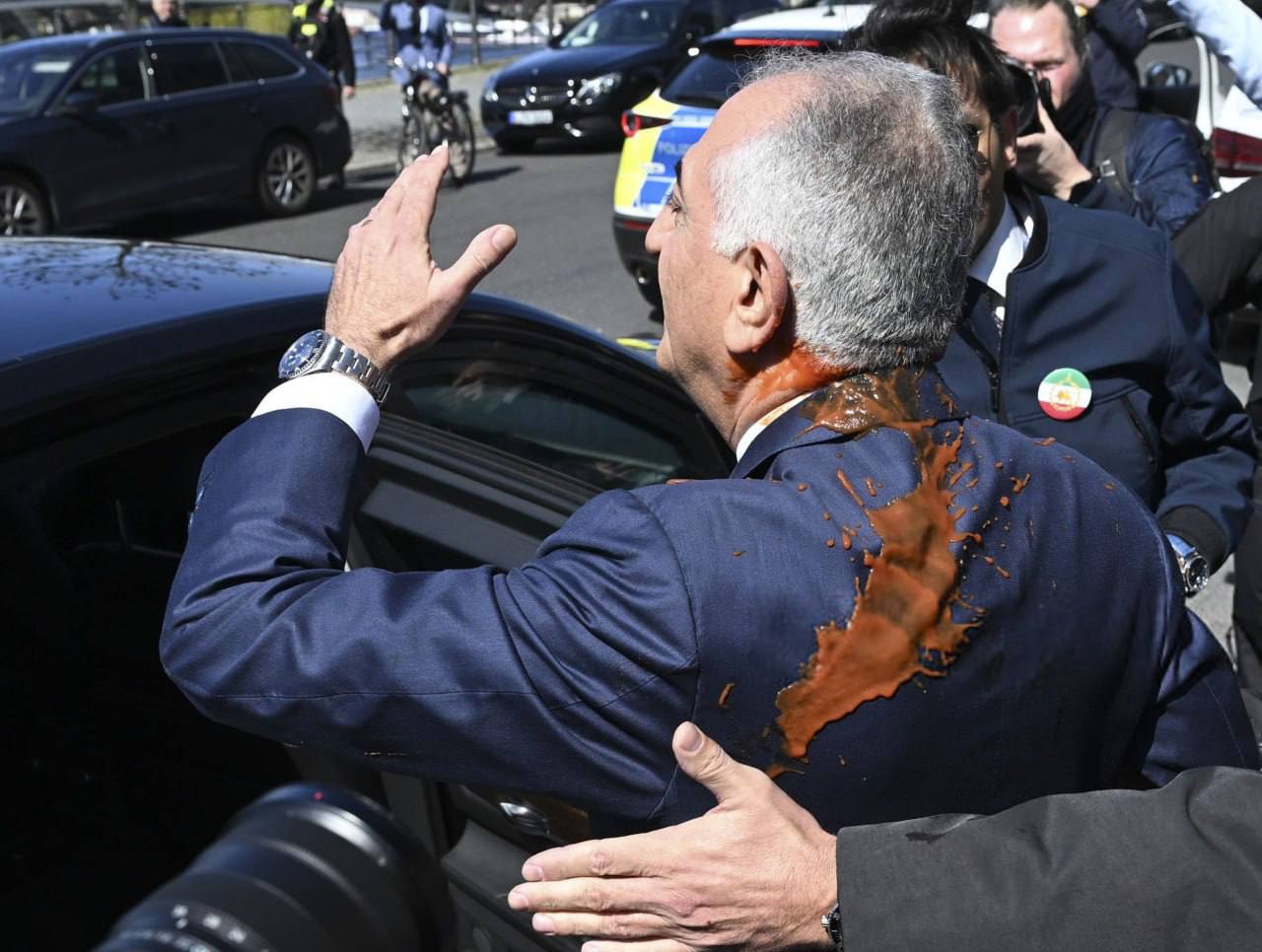 استقبال از رضا پهلوی با سس خرسی در آلمان  (2)