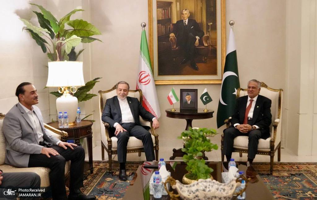 تصاویر استقبال از سید عباس عراقچی وزیر امور خارجه در بدو ورود به اسلام آباد 5