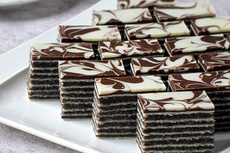 پذیرایی با شیرینی میکادو در مراسم عزاداری