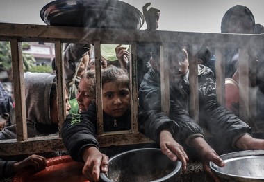 نویسندگان غزه کتابهای خود را برای پخت غذا سوزاندند