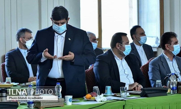 تصاویری که امروز خبرساز شد/ نماز خواندن نماینده مجلس در حین جلسه + تصاویر
