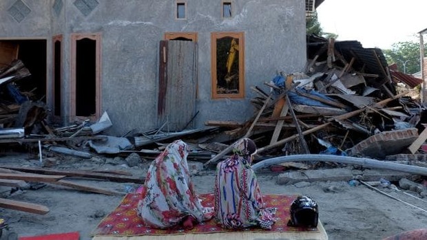 عکس/ نماز گزاردن مقابل خانه ویران شده