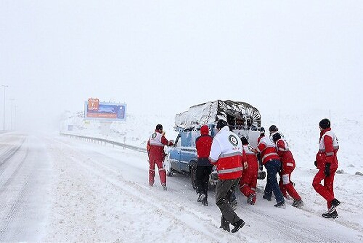 امدادرسانی هلال احمر در ۱۶۳ جاده برف‌گیر 