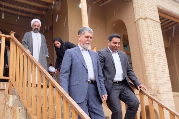وزیر فرهنگ و ارشاد اسلامی از بیت تاریخی امام راحل در خمین دیدن کرد