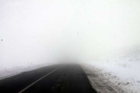 مه غلیظ دید رانندگان در گردنه های کوهستانی زنجان را کاهش داده است