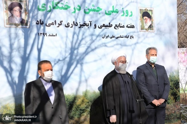 روحانی یک نهال بلوط در باغ گیاه‌شناسی غرس کرد/ رییس جمهور: ایران کشوری ثروتمند است