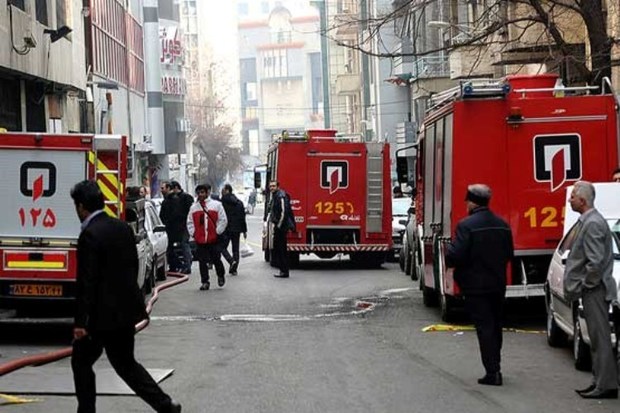 عملیات مهار آتش سوزی در ساختمان اداری خیابان ولی عصر همچنان ادامه دارد