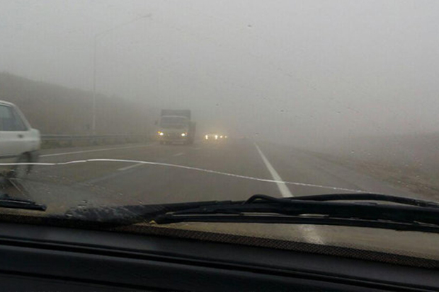 جاده های زنجان پوشیده از مه غلیظ و لغزنده است