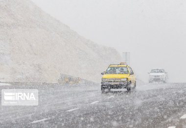 محورهای غربی استان اصفهان برفی و بورانی است