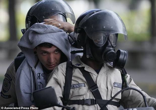 عکس/ حمله گاز انبری پلیس