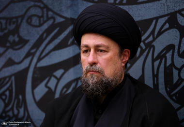 دیدار آیت الله سید حسن خمینی با خانواده‌های معظم شهدا در حاشیه هفتمین شب عزاداری محرم در حرم مطهر امام + فیلم