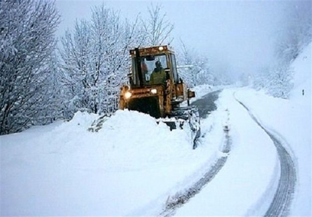 برف راه ارتباطی روستاهای سلسله را مسدود کرد