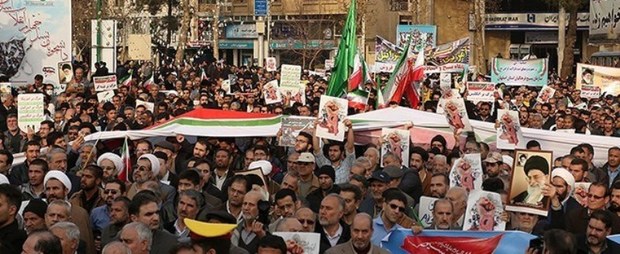 مردم ایلام در محکومیت ناآرامی های اخیر در میدان 22 بهمن تجمع می کنند