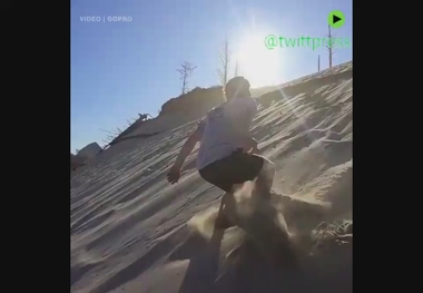 روشی متفاوت برای پایین رفتن از تپه شنی
