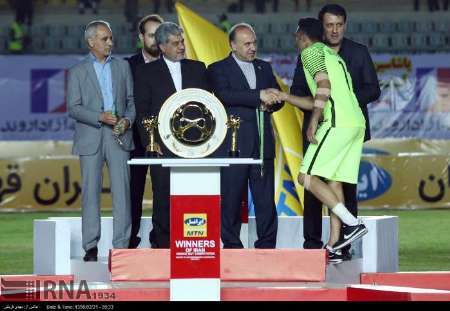 وزیر ورزش و جوانان کاپ قهرمانی جام حذفی فوتبال را به نفت تهران اهدا کرد