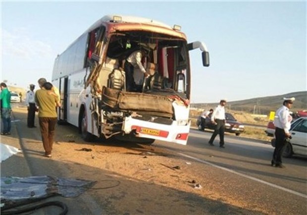 برخورد اتوبوس مسافربری با پژو 405 یک کشته و یک مصدوم برجا گذاشت