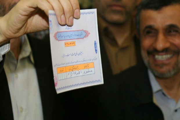بقایی نام احمدی‌نژاد را روی برگه رای خود نوشت+عکس