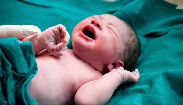 تولد نخستین نوزاد در اردوگاه اسکان اضطراری سیل زدگان اهواز