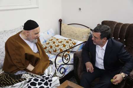 استاندار قزوین به دیدار 2 خانواده شهید رفت