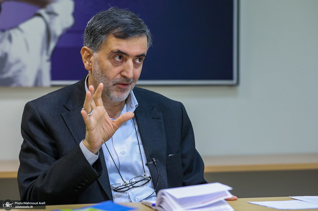 هشدار گنجی، روزنامه نگار: ‌ترامپ روایت اول را در دست گرفته است