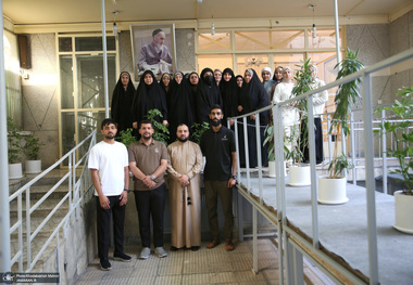 بازدید جمعی از دانشجویان کشور عراق از بیت امام خمینی در جماران