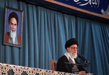 حاشیه های سخنرانی رهبر معظم انقلاب در حرم رضوی/ تشویق سردار سلیمانی از سوی زائران
