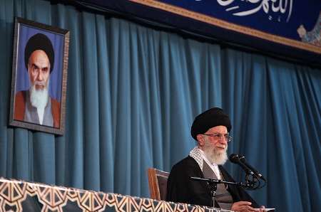 حاشیه های سخنرانی رهبر معظم انقلاب در حرم رضوی/ تشویق سردار سلیمانی از سوی زائران
