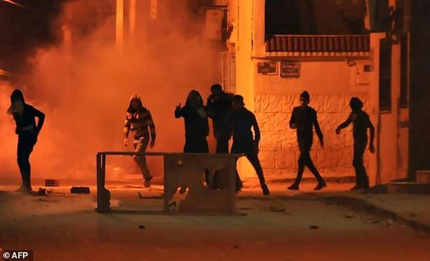 ادامه اعتراض ها به گرانی معیشت در مهد بهار عربی/ بازداشت 206 نفر+ تصاویر