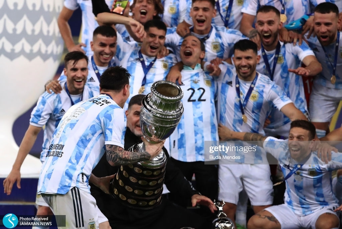 لحظه بالا بردن کاپ قهرمانی آرژانتین توسط لیونل مسی/ جشن آلبی سلسته مقابل اندوه برزیلی ها +عکس و ویدیو