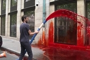 قرمز کردن دفتر مرکزی شورای کارفرمایان در پاریس