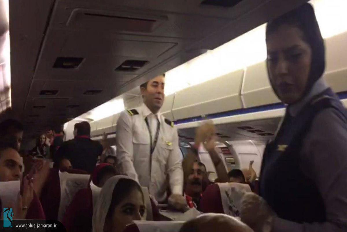 ویدئوهایی از داخل هواپیمای پرسپولیس در سفر به عمان/ 4 فیلم + عکس