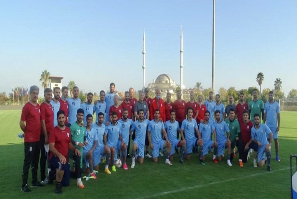 عکس یادگاری تیم ملی فوتبال پیش از آغاز نخستین تمرین در ترکیه
