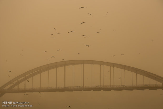 آسمان خوزستان گرد و خاکی می‌شود