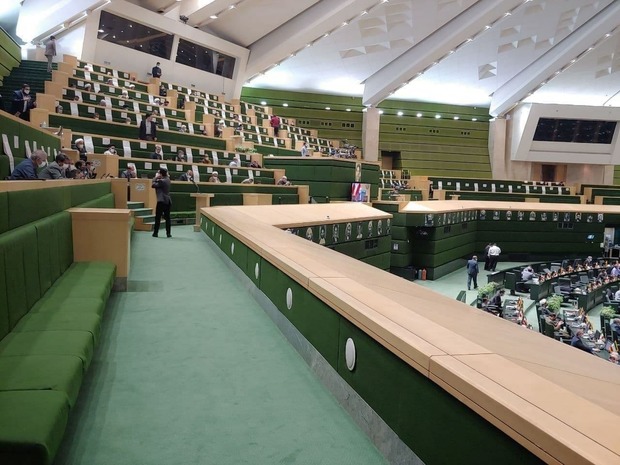 جلسه متفاوت در مجلس به دلیل ابتلای نمایندگان به کرونا + تصاویر و فیلم
