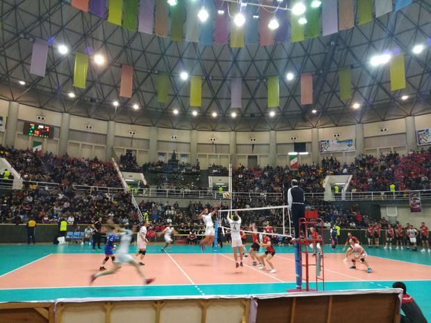 دیدار تیم های والیبال شهرداری ارومیه و پیکان تهران نیمه تمام ماند