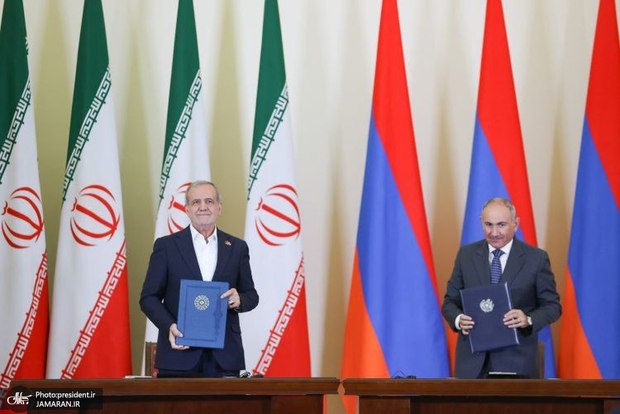یک بیانیه مشترک و 10 سند همکاری میان ایران و ارمنستان امضا شد
