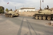 کاروان بزرگی از ارتش سوریه در خط تماس با نیروهای ترکیه در الرقه مستقر شد