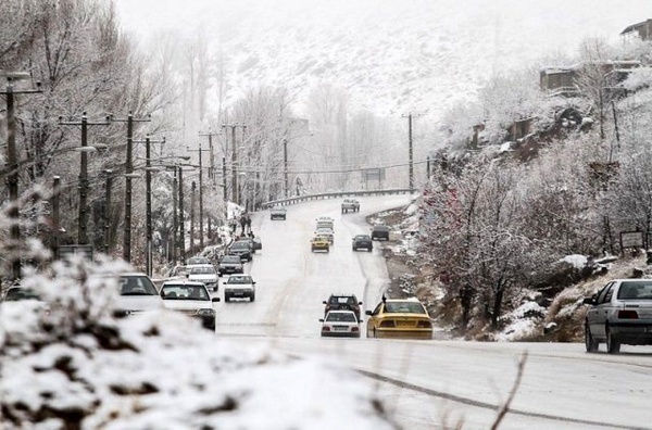 بارش برف محورهای شمالی استان تهران را سفید پوش کرد