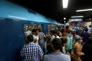 اعتراض کم سابقه در مصر/ مصری ها نارضایتی خود از گرانی بلیط مترو را به شکل های مختلف نشان دادند