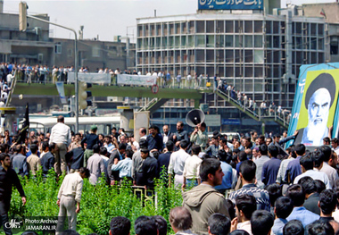 تصاویر منتشر نشده از عزاداری مردم هنگام شنیدن خبر ارتحال امام خمینی(س) در میدان انقلاب تهران 
