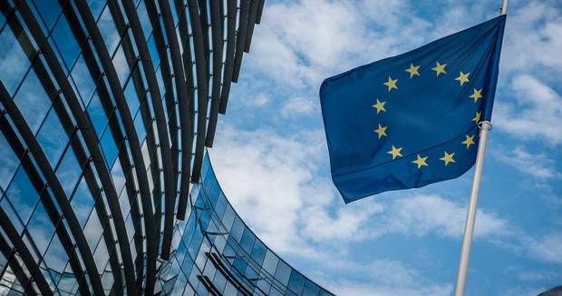 ابراز تأسف کمیسیون اروپا از تصمیم سوئیفت درباره برخی بانک‌های ایرانی