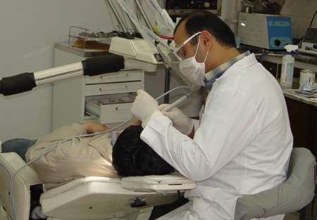 پزشک نیکوکار دیلمی خدمات دندانپزشکی رایگان به مردم ارائه می کند