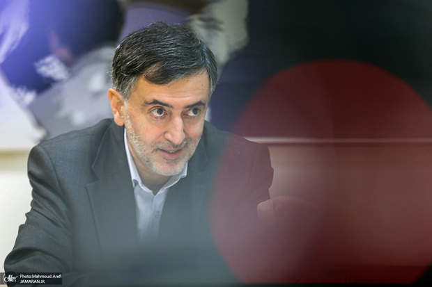  واکنش مشاور شهردار تهران به گزارش یک روزنامه در مورد بحث دیروز زاکانی و چمران: یهو این تیتر را می‌بینی حیرت می‌کنی! عالم سیاست بازان حقیقا عالم آلوده‌ای است