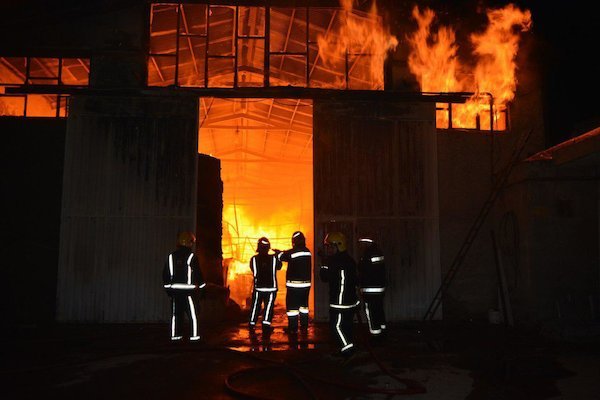 مهار آتش‌سوزی کارگاه تولیدی صنایع چوبی در تبریز طی عملیات 6 ساعته + تصاویر