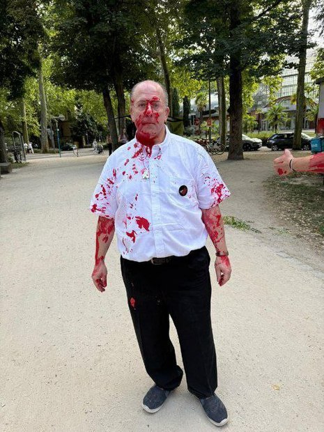 پاشیدن رنگ قرمز بر روی یک اسرائیلی در آلمان + عکس