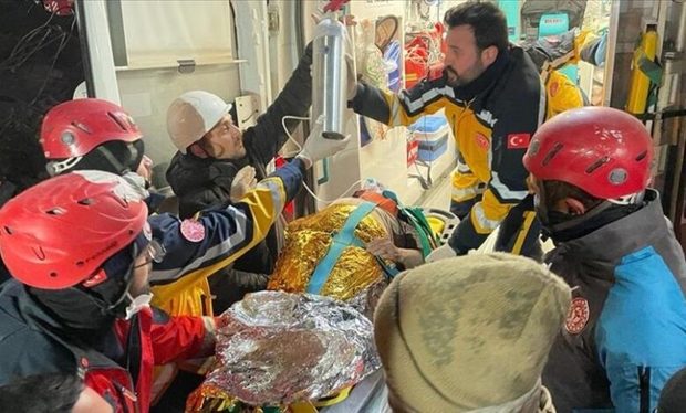نجات پیرزن 77 ساله از زیر آوار، 10 روز پس از زلزله ترکیه
