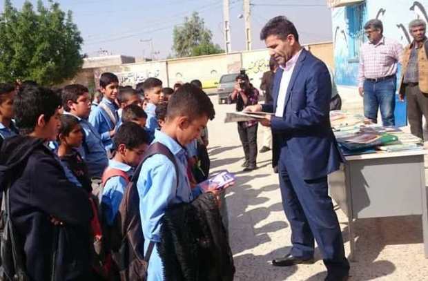 چهار هزارو 500 جلد کتاب بین مدارس آبادان و خرمشهر توزیع شد
