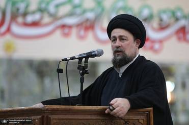 السید حسن الخمینی: مررنا بانقلابٍ (محاولة انقلاب) صعبٍ؛ ما دمنا أحیاء فستتکرر مثل هذه الأحداث، لکن یجب أن نقوم بتشخیص الأضرار / انتهت فاجعةٌ کان یمکن أن تجرّ إیران والمنطقة بأسرها إلى أزمة؛ لنتعلّم: کیف وصلنا إلى هناک؟